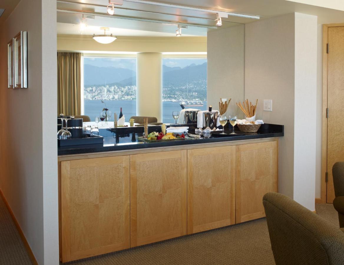 Pan Pacific Vancouver Exterior foto A typical kitchen in a hotel suite