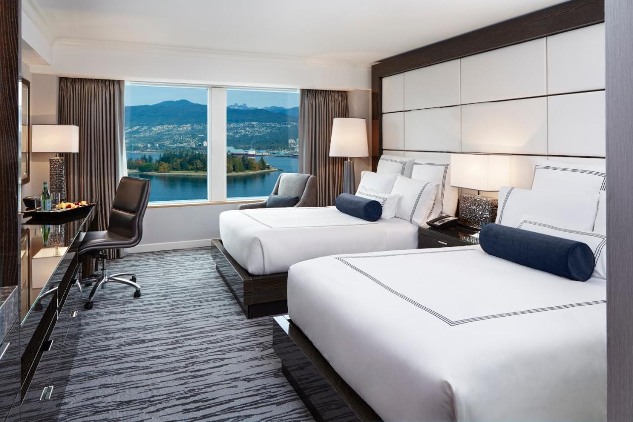 Pan Pacific Vancouver Exterior foto A guest room at the Fairmont Vancouver Waterfront