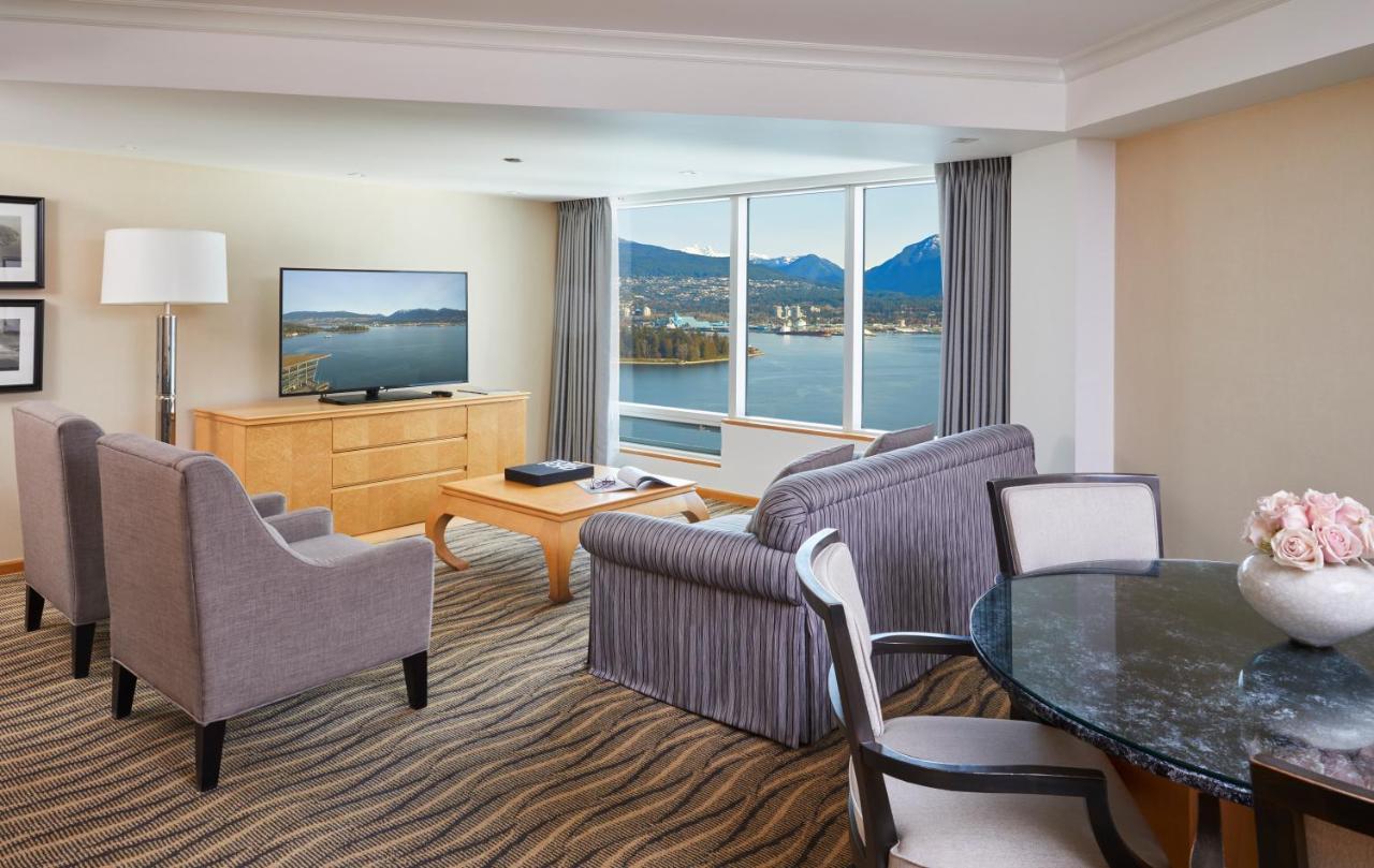 Pan Pacific Vancouver Exterior foto Living room of a suite at the Delta Bessborough