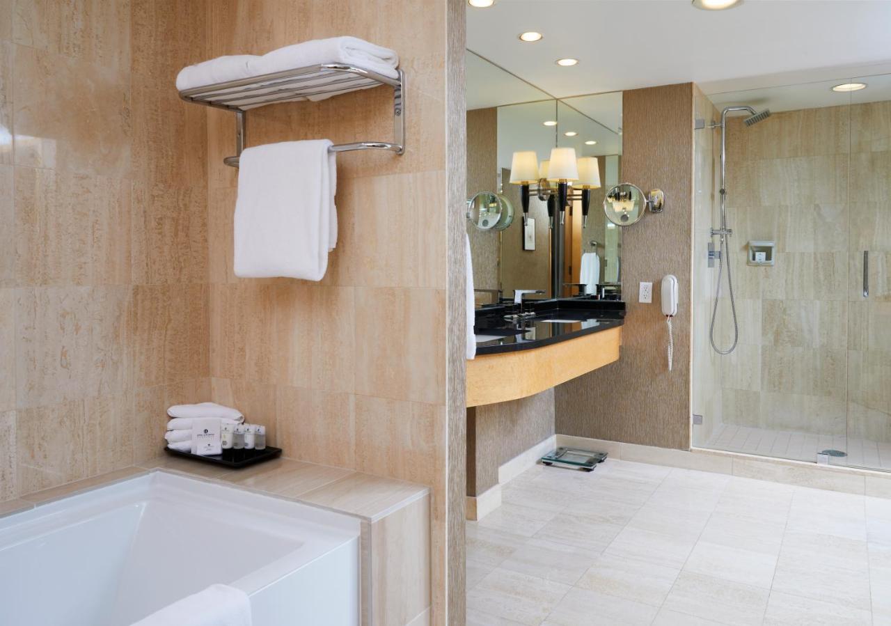 Pan Pacific Vancouver Exterior foto A bathroom in a hotel