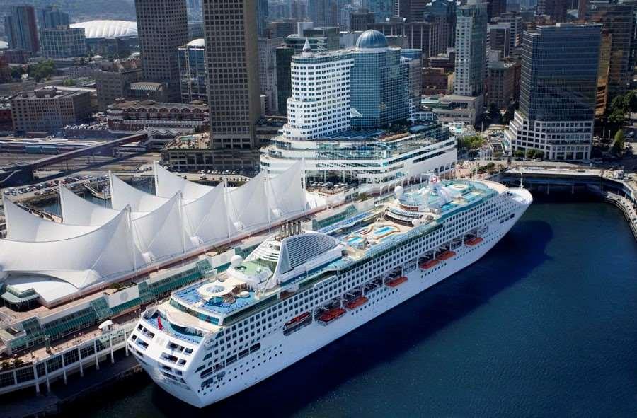 Pan Pacific Vancouver Exterior foto The Pacific Explorer at the cruise terminal