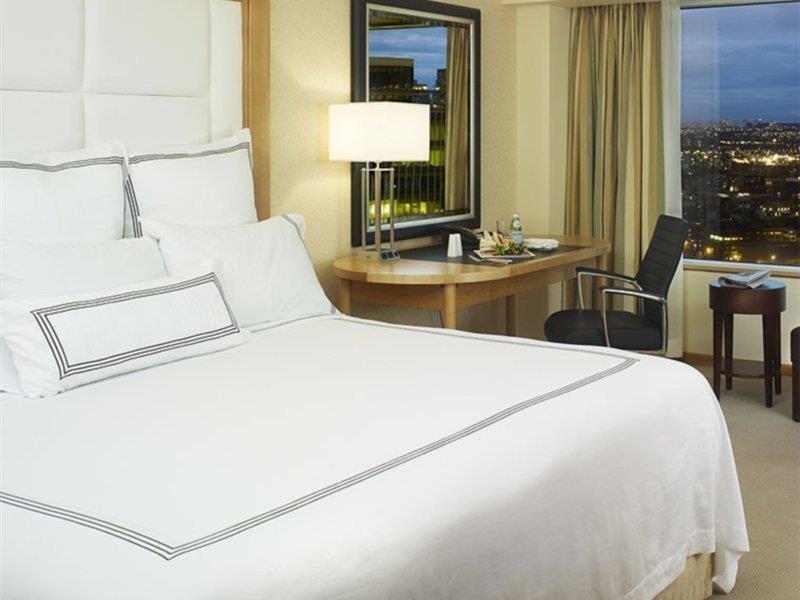 Pan Pacific Vancouver Exterior foto A guest room at the Four Seasons Hotel, New York City