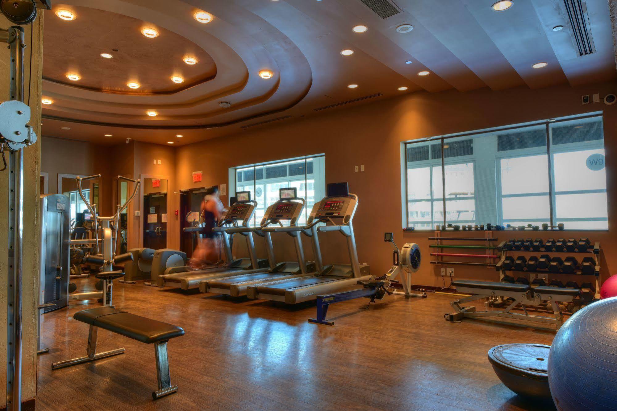 Pan Pacific Vancouver Exterior foto The gym at the 50th floor