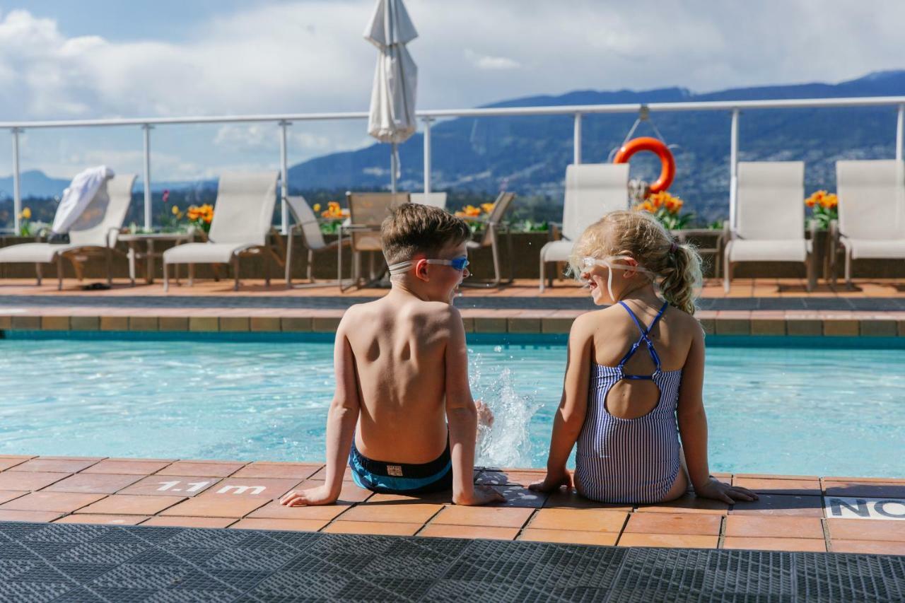Pan Pacific Vancouver Exterior foto Children at a swimming pool