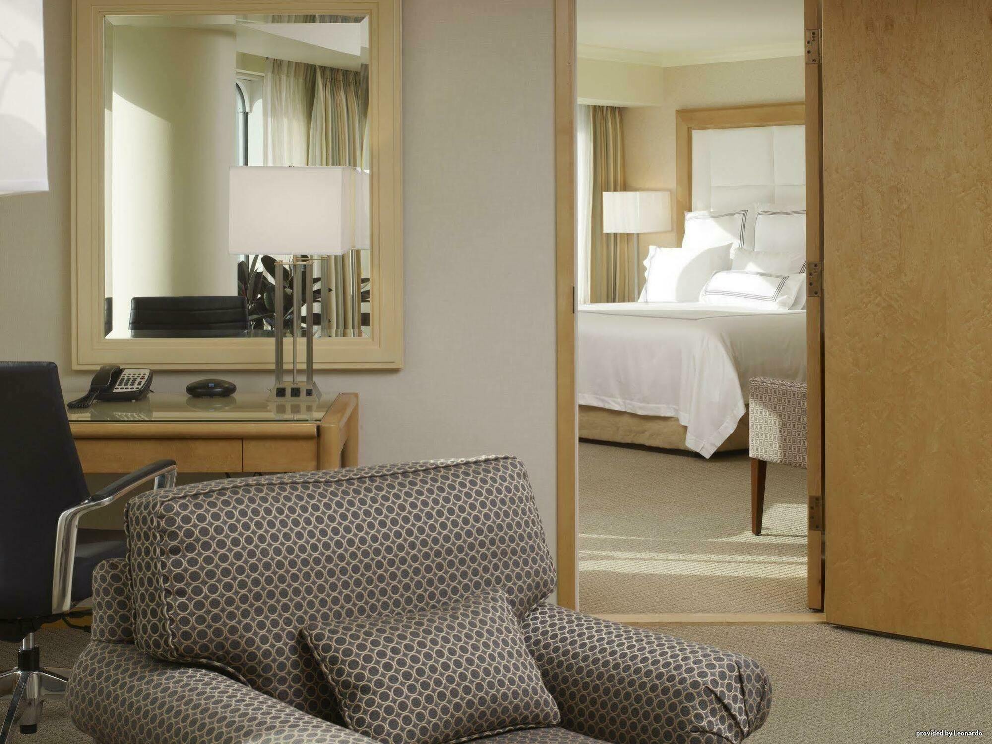 Pan Pacific Vancouver Habitación foto A suite at the Hilton London Heathrow