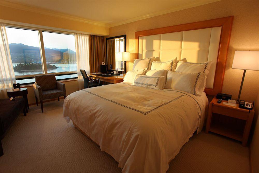 Pan Pacific Vancouver Exterior foto A bedroom at the Fairmont Whistler Hotel